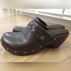 Lindsay Phillips brown heeled mules/clogs